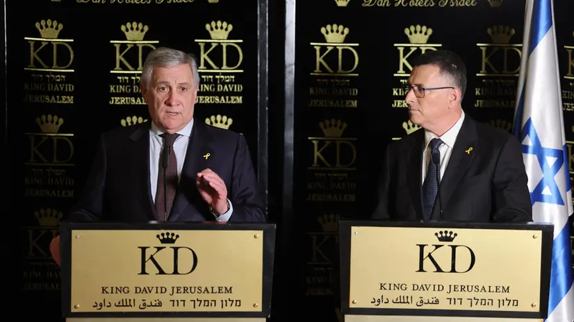 epa11838650 Italian Foreign Minister Antonio Tajani (L) and Israeli Foreign Minister Gideon Sa'ar (R) attend a joint press conference after their meeting in Jerusalem, 20 January 2025. EPA/ABIR SULTAN