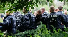 epa12263935 Police officers detain a far-right counter-protester during the 'CSD Berlin 2025' the Christopher Street Day parade in Berlin, Germany, 26 July 2025. The 47th Christopher Street Day takes place under the motto 'Never be silent again!'. EPA/CLEMENS BILAN