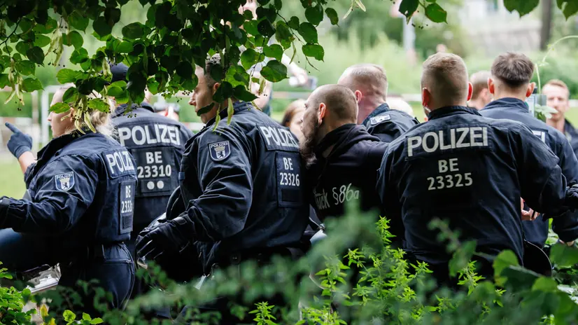 epa12263935 Police officers detain a far-right counter-protester during the 'CSD Berlin 2025' the Christopher Street Day parade in Berlin, Germany, 26 July 2025. The 47th Christopher Street Day takes place under the motto 'Never be silent again!'. EPA/CLEMENS BILAN