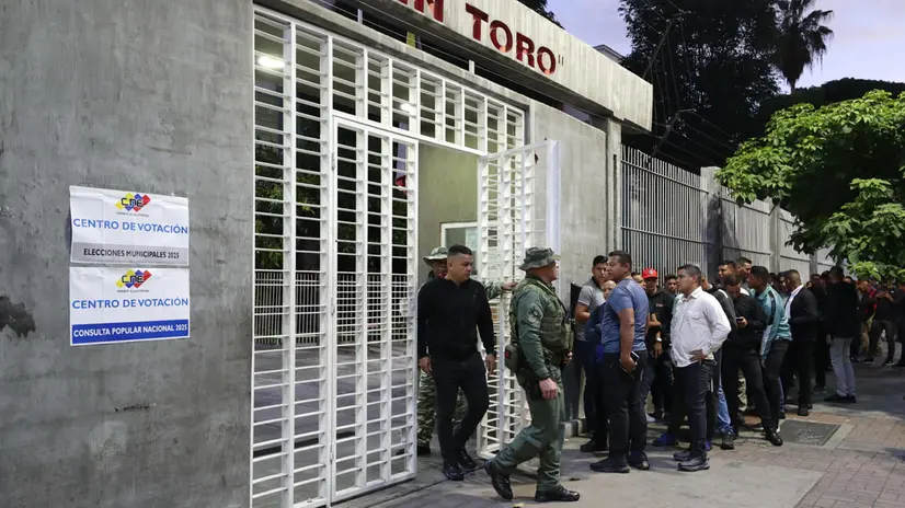 epa12265485 People line up outside a polling station during municipal elections, in Caracas, Venezuela, 27 July 2025. Venezuelan voters head to the polls to elect mayors and council members, as well as for a referendum. EPA/RONALD PENA R