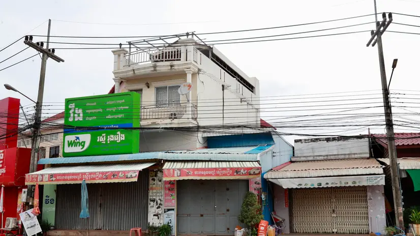 epa12265063 Houses are closed near the Cambodia-Thailand border in Oddar Meanchey province, northwest of Cambodia, 27 July 2025. Fighting between Thai and Cambodian forces continued on 27 July, marking the fourth consecutive day of border clashes. According to a spokesperson for Cambodia’s Ministry of Defense, the conflict has displaced more than 80,000 people. Authorities have shut down 600 schools across five provinces, impacting around 150,000 students and over 6,000 teachers. EPA/KITH SEREY