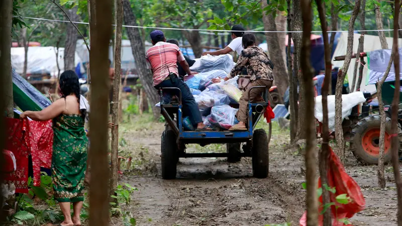 Un carretto carico di beni per i rifugiati sul confine tra Thailandia e Cambogia - Foto Ansa/Epa/Kith Serey © www.giornaledibrescia.it