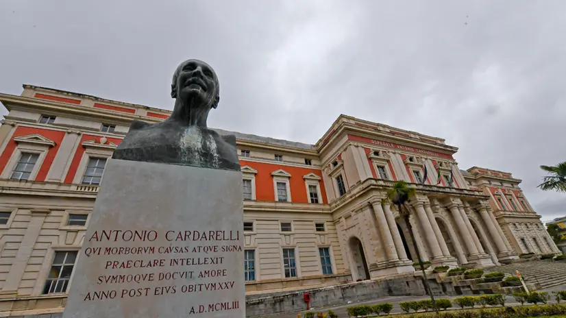 L'azienda ospedaliera "Cardarelli" di Napoli dove, secondo quanto riferito dalla Cgil, ci sono una cinquantina tra medici, infermieri e operatori socio-sanitari, nella fascia d'età interessata dall'obbligo del Super green pass che ancora non si sono sottoposti alla vaccinazione. ANSA / CIRO FUSCO