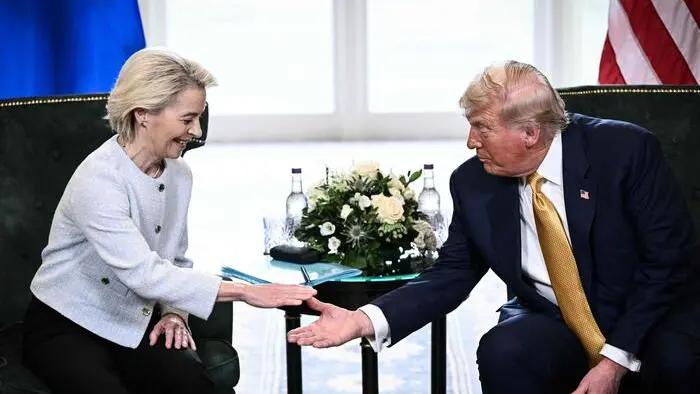 Usula von der Leyen e Donald Trump - Foto Ansa/Afp/Smialowski © www.giornaledibrescia.it
