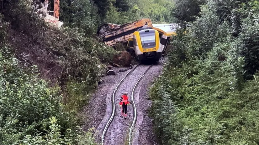 epaselect epa12266697 An emergency worker stands on the railway tracks before a derailed passenger train near Riedlingen, Germany, 27 July 2025. EPA/NONSTOPNEWS
