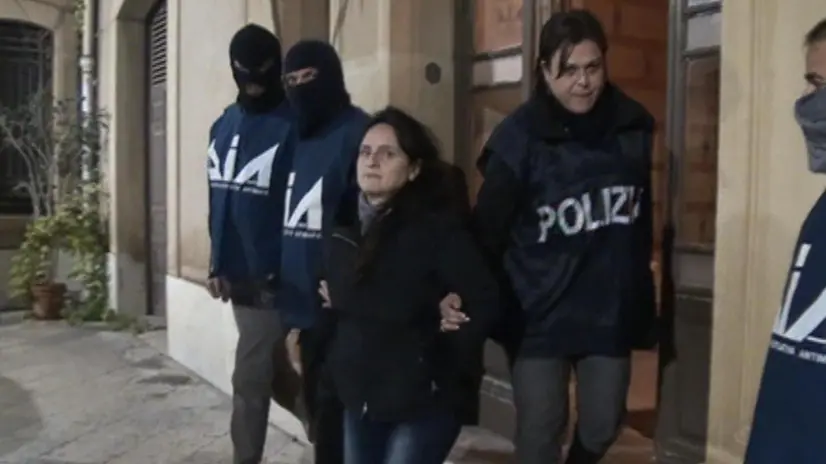 L'arresto di Patrizia Messina Denaro in una immagine fornita dalla Direzione Investigativa Antimafia il 10 ottobre 2016. La terza sezione della corte d'appello di Palermo ha oggi aumentato la condanna per inflitta in primo grado alla sorella del boss latitante Matteo, da tredici anni a quattordici anni e mezzo, accogliendo in parte le richieste del pg Mirella Agliastro. ANSA / US DIA +++ANSA PROVIDES ACCESS TO THIS HANDOUT PHOTO TO BE USED SOLELY TO ILLUSTRATE NEWS REPORTING OR COMMENTARY ON THE FACTS OR EVENTS DEPICTED IN THIS IMAGE; NO ARCHIVING; NO LICENSING+++