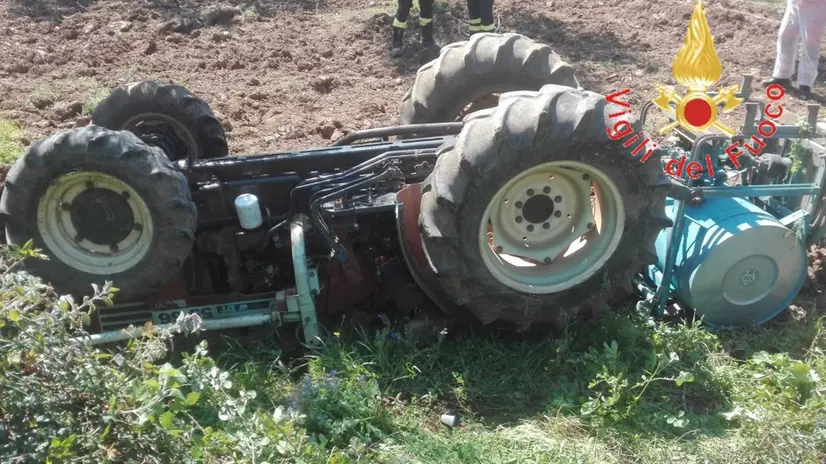 Il trattore ribaltato che ha travolto e ucciso un lavoratore di 40 anni.