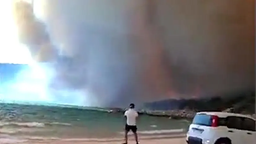 FRAME DA VIDEO - Devastante incendio a Punta Molentis Villasimius da questo video su VHUB