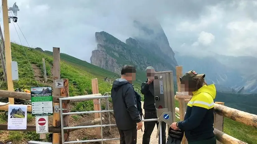 Sulle Dolomiti un tornello contro influencer e youtuber