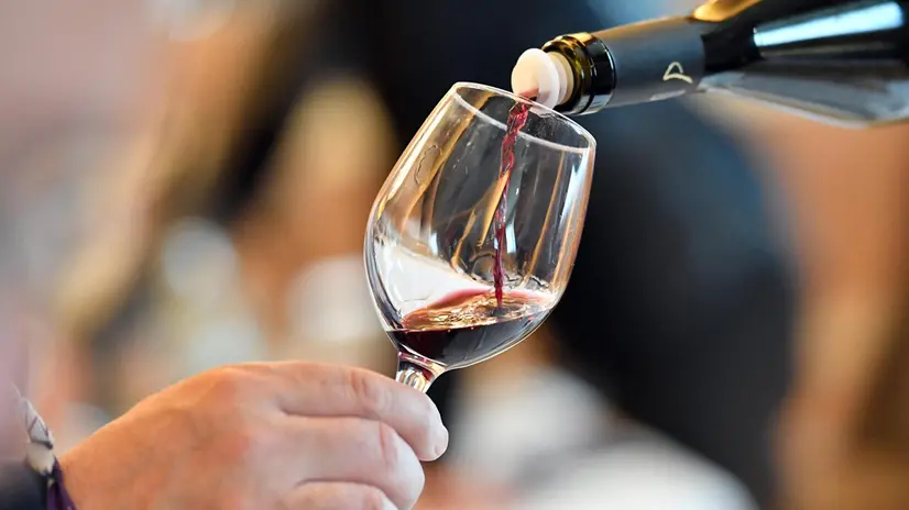 Un momento di una degustazione di vino rosso, Milano, 27 marzo 2018. ANSA/ DANIEL DAL ZENNARO (simbolica, generica, vino, alcol, made italy, dazi, agricoltura)
