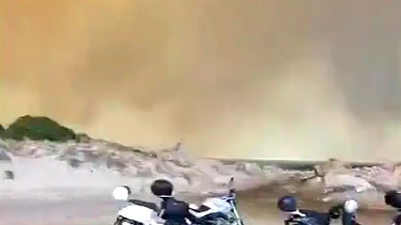 FRAME DA VIDEO - Devastante incendio a Punta Molentis Villasimius da questo video su VHUB