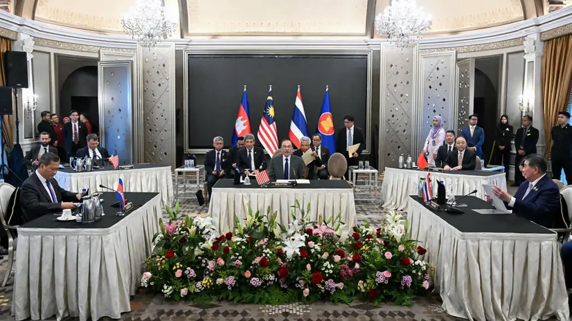 epa12267748 Malaysia's Prime Minister Anwar Ibrahim (C) looks on as Cambodia's Prime Minister Hun Manet (L) and Thailand's acting Prime Minister Phumtham Wechayachai (R) take part in talks on a possible ceasefire between Thailand and Cambodia; in Putrajaya, Malaysia, 28 July 2025. Thailand and Cambodia's leaders are due to meet for peace talks on 28 July, as a festering territorial dispute along their shared frontier dragged into a fifth day of open combat. EPA/MOHD RASFAN / POOL
