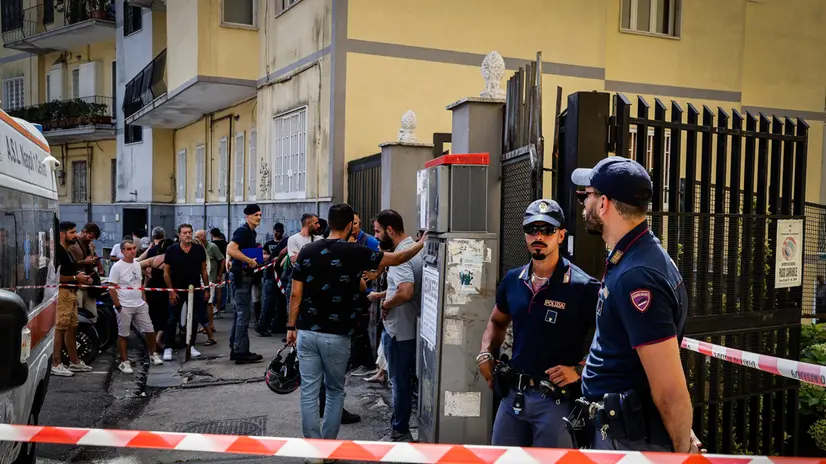 Tre operai sono morti cadendo da un montacarichi in un cantiere a Napoli. I tre stavano lavorando alla ristrutturazione di un palazzo in via San Giacomo dei Capri. L'incidente si è verificato alle 9.40. Napoli 25 Luglio 2025. ANSA/CESARE ABBATE