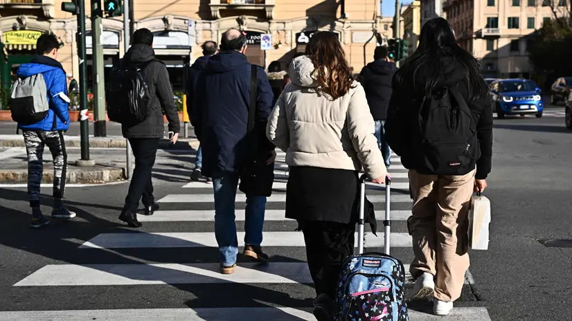 Genitori e figli verso scuola. Genova, 03 febbraio 2023 ANSA/LUCA ZENNARO