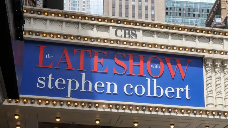 L'insegna del Late Show di Stephen Colbert - Foto Epa/Sarah Yenesel