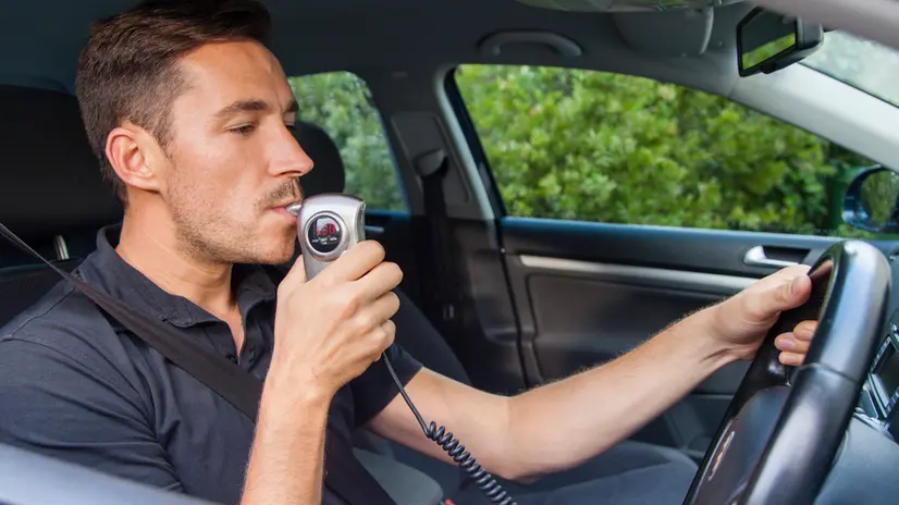 Un conducente soffia nel dispositivo installato in auto