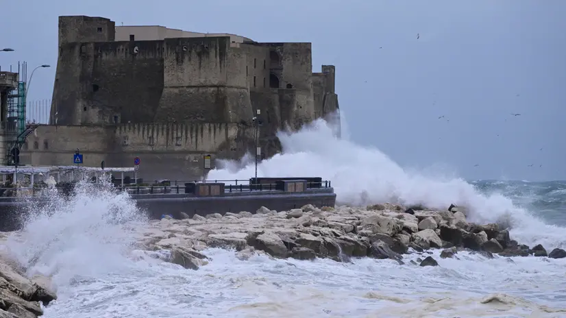 Vento, mare grosso a Napoli e stop ai collegamenti con le isole del golfo, Napoli, 22 novembre 2022. ANSA / CIRO FUSCO