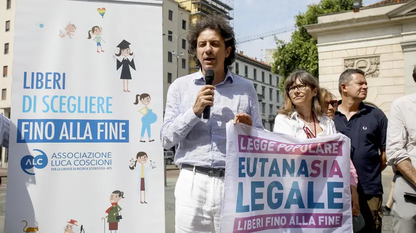 Marco Cappato, tesoriere Associazione Luca Coscioni, partecipa all’inizio della raccolta firme per la campagna 'EutanaSia Legale' organizzato dall’Associazione Luca Coscioni in piazza XXV Aprile a Milano, 26 giugno 2025. ANSA/MOURAD BALTI TOUATI