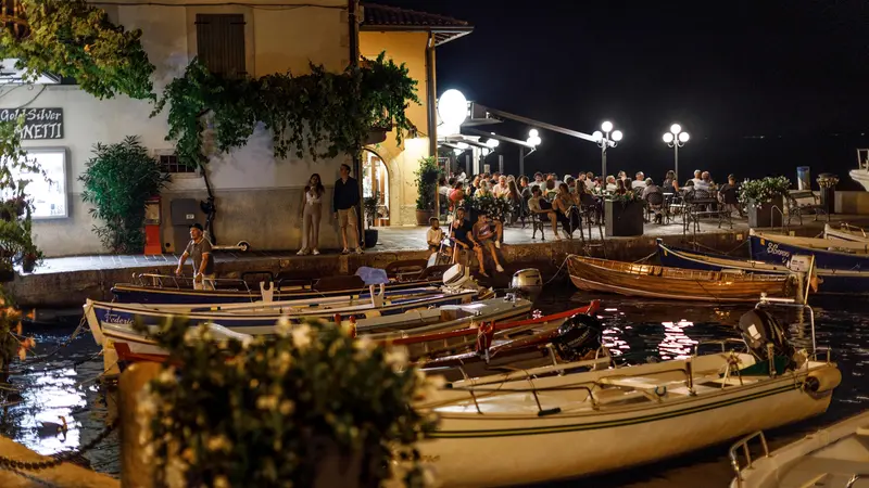I turisti a Limone sul Garda - © www.giornaledibrescia.it