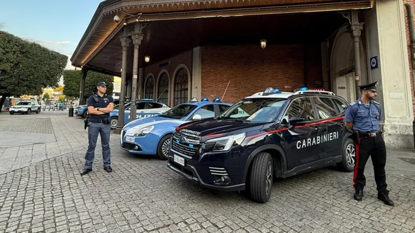 Polizia e Carabinieri in stazione - © www.giornaledibrescia.it