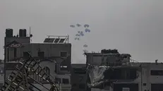 epa12268872 Humanitarian aid is airdropped over the southern part of Gaza City by the United Arab Emirates Army, in Gaza City, 28 July 2025. More than 130 Palestinians, the majority of whom children, have died of malnutrition in the Gaza Strip, the Palestinian Ministry of Health said on 27 July. EPA/MOHAMMED SABER