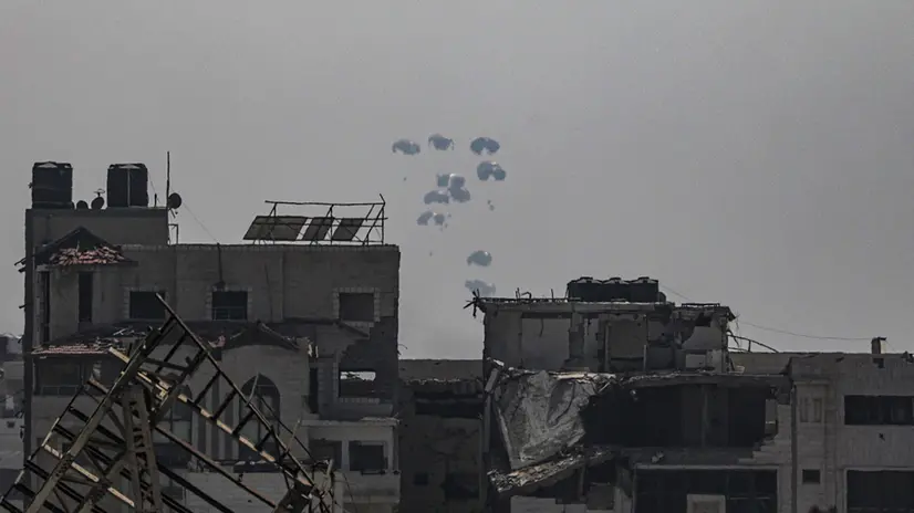epa12268872 Humanitarian aid is airdropped over the southern part of Gaza City by the United Arab Emirates Army, in Gaza City, 28 July 2025. More than 130 Palestinians, the majority of whom children, have died of malnutrition in the Gaza Strip, the Palestinian Ministry of Health said on 27 July. EPA/MOHAMMED SABER