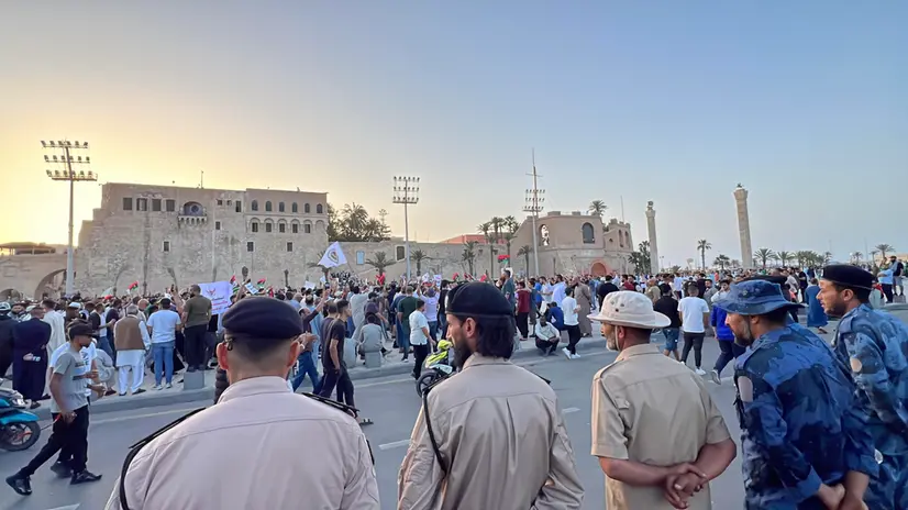 epa12129475 Security watch Libyans protesting to demand the resignation of the national unity government in Tripoli, Libya, 23 May 2025. EPA/STRINGER