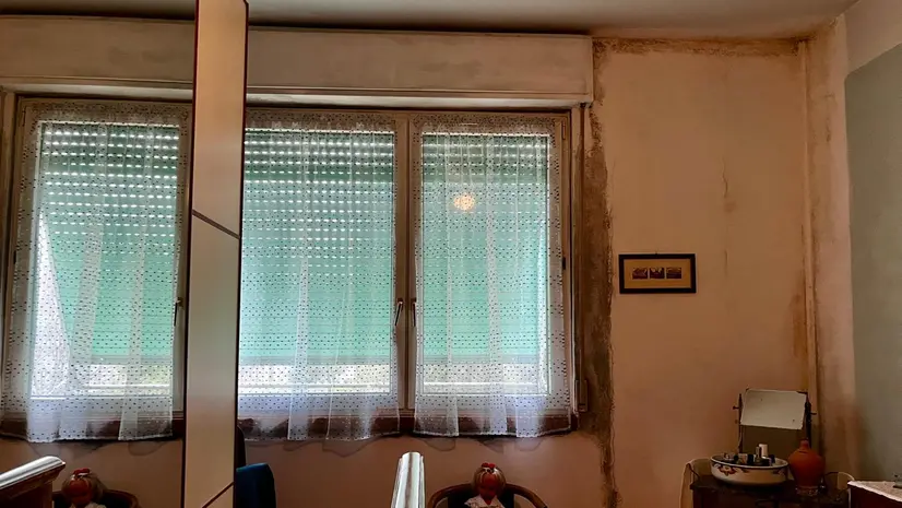 Le condizioni di una casa popolare a Casazza - © www.giornaledibrescia.it