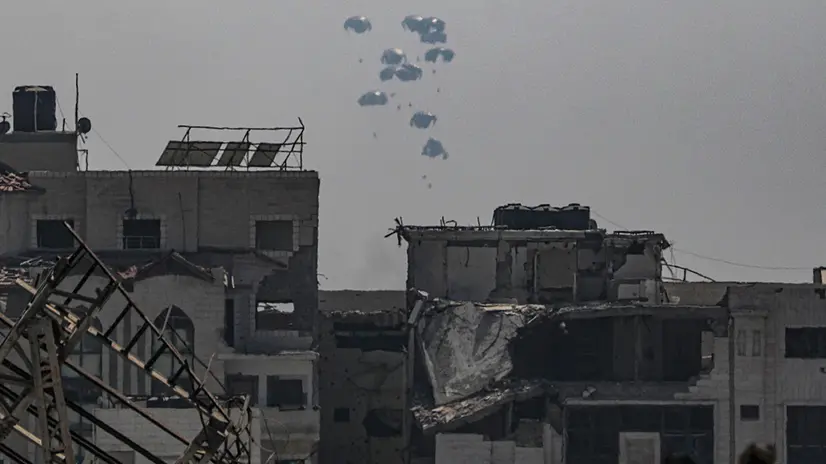epa12268875 Humanitarian aid is airdropped over the southern part of Gaza City by the United Arab Emirates Army, in Gaza City, 28 July 2025. More than 130 Palestinians, the majority of whom children, have died of malnutrition in the Gaza Strip, the Palestinian Ministry of Health said on 27 July. EPA/MOHAMMED SABER