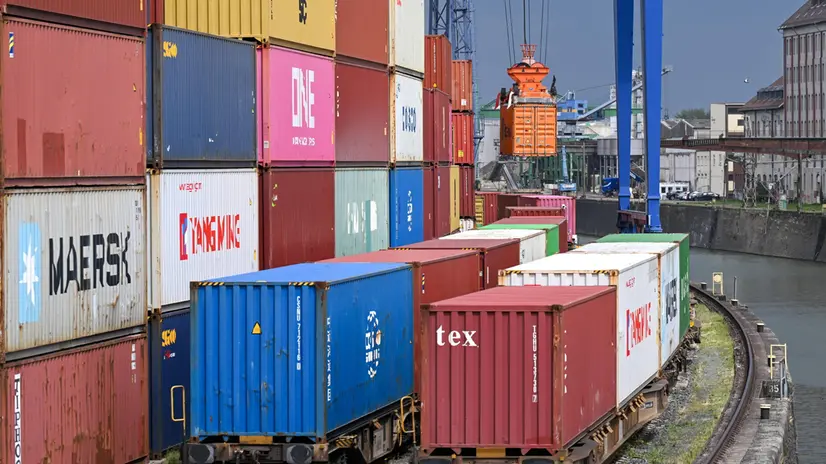 Container in attesa di essere caricati su un cargo per l'export - Foto Ansa © www.giornaledibrescia.it
