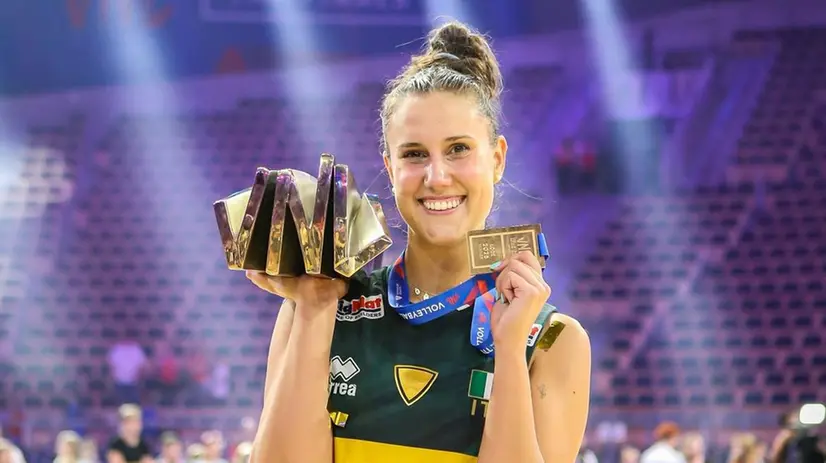Anna Danesi sorridente con trofeo e medaglia - © www.giornaledibrescia.it