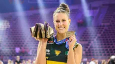 Anna Danesi sorridente con trofeo e medaglia - © www.giornaledibrescia.it