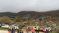 Il personale di Protezione civile regionale, Soccorso alpino, Corpo forestale, vigili del fuoco e carabinieri impegnati nelle ricerche il cadavere dell'anziano di Collefferro, disperso da mercoledì 27 ottobre 2010 sui Monti Lepini. ANSA