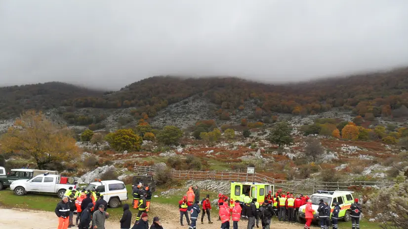 Il personale di Protezione civile regionale, Soccorso alpino, Corpo forestale, vigili del fuoco e carabinieri impegnati nelle ricerche il cadavere dell'anziano di Collefferro, disperso da mercoledì 27 ottobre 2010 sui Monti Lepini. ANSA