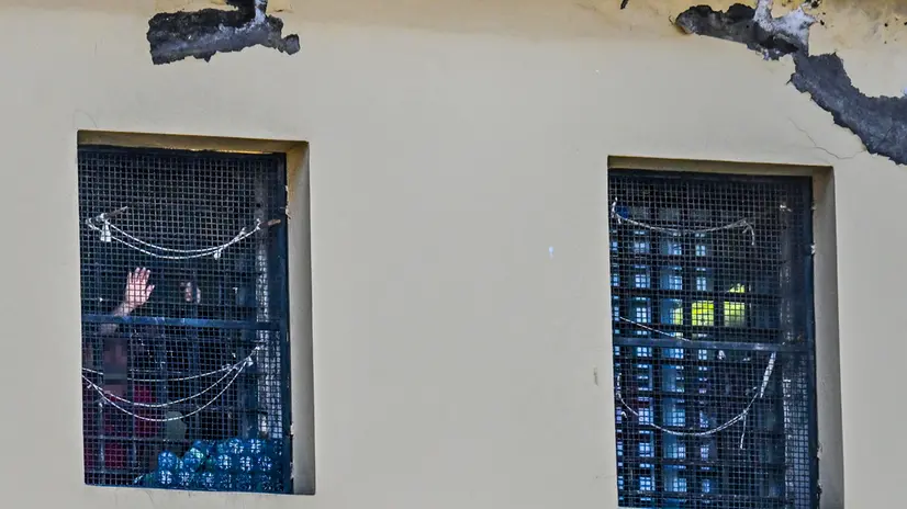 Le finestre delle celle del Carcere di Poggioreale viste da piazza Cenni a Napoli dove oggi si e' tenuta la manifestazione manifestazione 'Carcere: liberare la speranza!' sull'emergenza carceri 3 MARZO 2025 ANSA / CIRO FUSCO