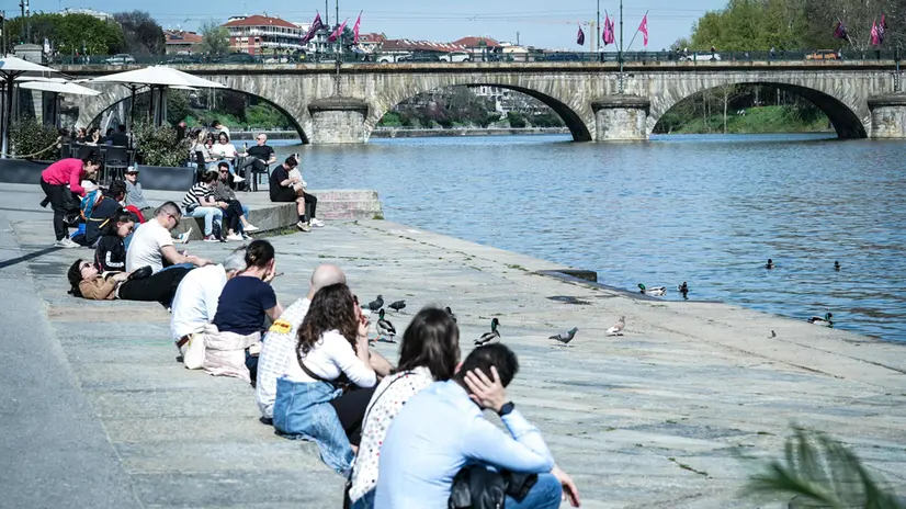 Molta gente ai Murazzi lungo il Po per godersi il sole caldo di una primavera anomala. Torino 06 aprile 2024 ANSA/TINO ROMANO