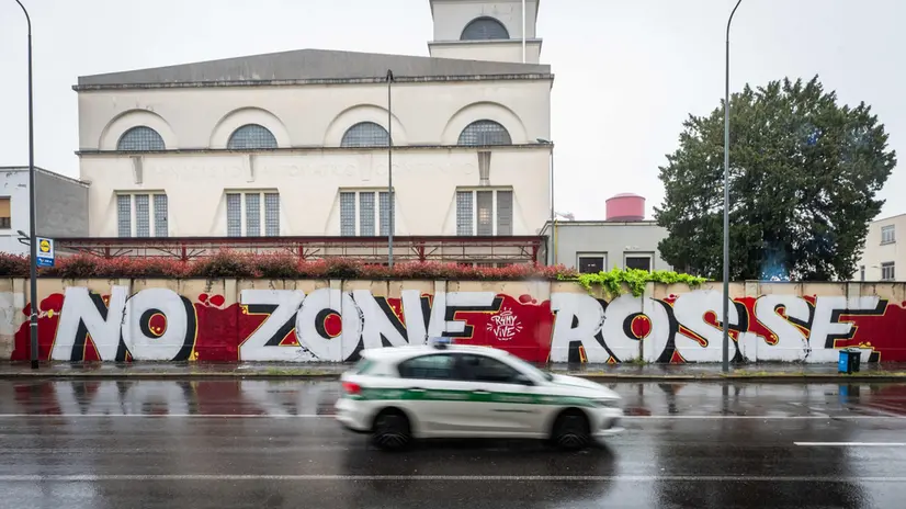 Murales contro Le Zone Rosse, Via Beranrdo Quaranta, Milano, 15 Aprile 2025, Ansa/Andrea Fasani