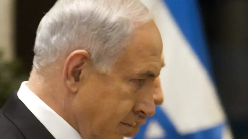 epa03565700 Israeli Prime Minister Benjamin Netanyahu (L) walks with Israeli President Simon Peres (obscured), as they leave a hall in the president's Jerusalem residence, 02 February 2013, after Peres tasked Netanyahu to form the next Israeli government. Netanyahu spoke foremost of renewing the peace talks with the Palestinians. The prime ministerial nominee has 28 days in which to form a coalition, although he can receive a 14-day extension if required. EPA/JIM HOLLANDER / POOL