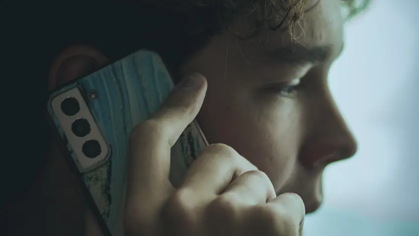 Un ragazzo al telefono - © www.giornaledibrescia.it
