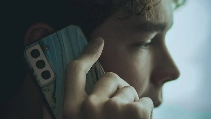 Un ragazzo al telefono - © www.giornaledibrescia.it