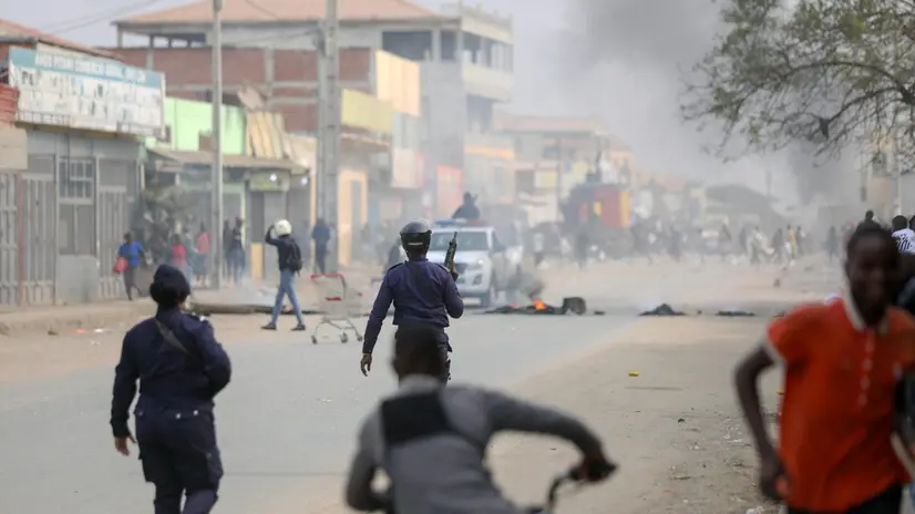 epa12268719 People and police officers clash during the first day of the taxi strike in Luanda, Angola, 28 July 2025. Angolan taxi drivers’ associations have called for a strike until 30 July in the main Angolan provinces as a form of protest against the increase in diesel prices at the beginning of this month, which led to an increase in public transport fares. EPA/AMPE ROGERIO