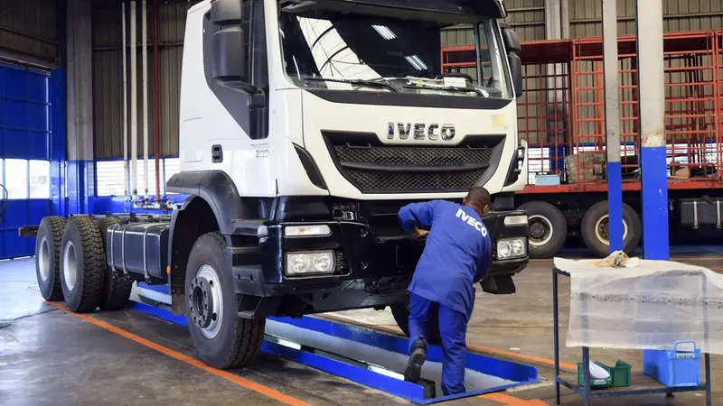 Un lavoratore Iveco - Foto Ansa/Epa © www.giornaledibrescia.it