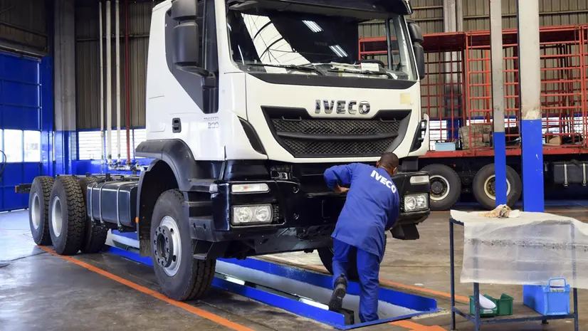 Un lavoratore Iveco - Foto Ansa/Epa © www.giornaledibrescia.it