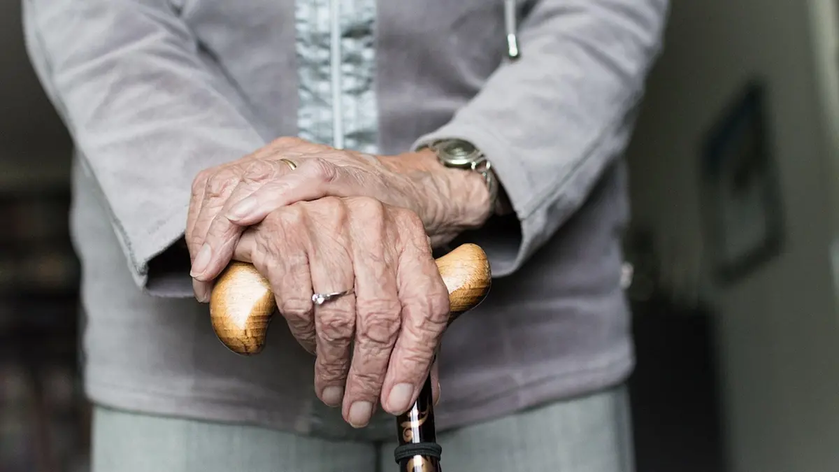 Le mani di una persona anziana
