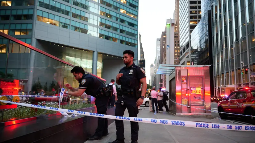 epa12269484 New York City Police Officers respond to an active shooter incident in midtown, occurring inside at 345 Park Ave, in New York, New York, USA, 28 July 2025. Police officials confirmed the shooter was 'neutralized' Monday night. EPA/LLOYD MITCHELL