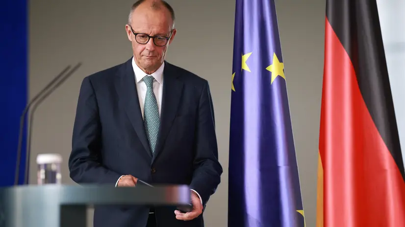 epa12268949 German Chancellor Friedrich Merz arrives to deliver a statement at the chancellery following a meeting of the government's security cabinet in Berlin, Germany, 28 July 2025. EPA/CLEMENS BILAN