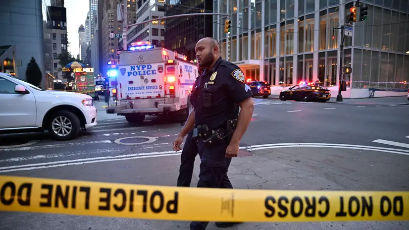 epa12269482 New York City Police Officers respond to an active shooter incident in midtown, occurring inside at 345 Park Ave, in New York, New York, USA, 28 July 2025. Police officials confirmed the shooter was 'neutralized' Monday night. EPA/LLOYD MITCHELL
