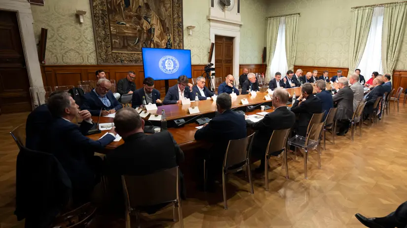 Un momento dell'incontro tra il governo ed i sindacati dei metalmeccanici sull'ex Ilva a palazzo Chigi. Alla riunione, presieduta dal sottosegretario Alfredo Mantovano, secondo quanto si apprende, partecipano per il governo il ministro delle Imprese e del Made in Italy Adolfo Urso, la ministra del Lavoro e delle politiche sociali Marina Calderone, e il ministro dell'Ambiente e della sicurezza energetica Gilberto Pichetto Fratin. Partecipa anche il consigliere per le relazioni con le parti sociali, Stefano Caldoro. Roma, 21 maggio 2025. UFFICIO STAMPA PALAZZO CHIGI / HANDOUT / 111