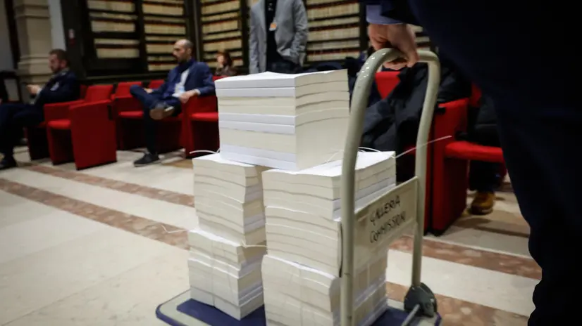 Fascicoli con testi emendamenti in commissione Bilancio della Camera durante i lavori sulla Manovra di bilancio, Roma, 27 Dicembre 2023. ANSA/GIUSEPPE LAMI