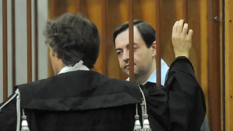 L'avvocato Broli (di spalle) con il suo assistito Guglielmo Gatti durante il processo © www.giornaledibrescia.it